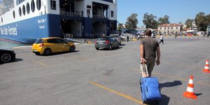 Επιβάτης επιβιβάζεται σε πλοίο
