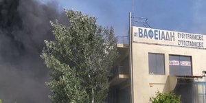 Θεσσαλονίκη: Σε εξέλιξη μεγάλη φωτιά σε επιχείρηση με ελαστικά