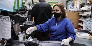 Συμβάσεις εργασίας: Μια υπάλληλος σούπερ μάρκετ στο ταμείο