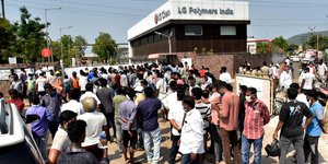 Κόσμος έξω από εργοστάσιο στην Ινδία