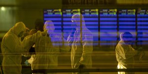 Ευρωπαϊκή Ένωση αεροδρόμιο Ισπανίας άντρες με στολές