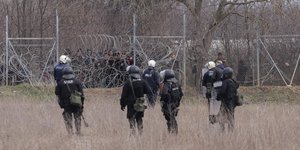 Έβρος αστυνομία μετανάστες πίσω από φράχτη
