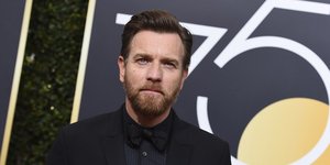 Ο Γιούαν ΜακΓκρέγκορ με κοστούμι στο κόκκινο χαλί