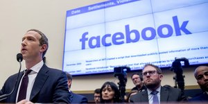 Facebook: Ο Μαρκ Ζούκερμπεργκ κάνει δηλώσεις σε δημοσιογράφους