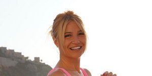 Η Φαίη Σκορδά με ροζ ολόσωμο μαγιό