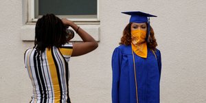 Αμερικανίδα φοιτήτρια φωτογραφίζεται για την τελετή αποφοίτησης 