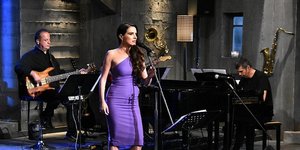 Η Φωτεινή Δάρρα τραγουδά στην εκπομπή του ΣΚΑΪ, «Στην Υγειά Μας Ρε Παιδιά»