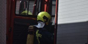 Πυροσβέστης μπαίνει σε πυροσβεστικό όχημα