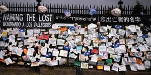 Φράχτης στο Μπρούκλιν με σημειώσεις για τα θύματα του κορωνοϊού