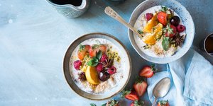 φρούτα σε μπολ πάνω σε τραπέζι