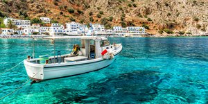 Καΐκι σε γαλαζοπράσινα νερά στην Κρήτη