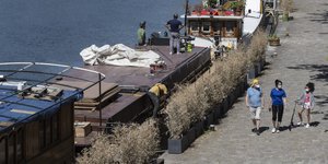 Παριζιάνοι με μάσκες προστασίας από τον κορωνοϊό στις όχθες του Σηκουάνα