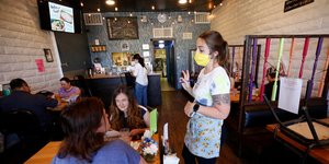 Σερβιτόρα παίρνει παραγγελία σε κατάστημα στις ΗΠΑ