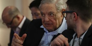 Τζορτζ Σόρος δειχνει
