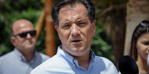 Αδωνις Γεωργιάδης τον χτυπα ηλιος 