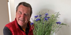 Ο Γκέρχαρντ Σρέντερ κρατά μπουκέτο με λουλούδια