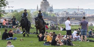 Γερμανοί κάνουν πικ νικ υπό το βλέμμα αστυνομικών σε άλογα