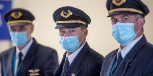 Γερμανοί πιλότοι πριν την πτήση αεροσκάφους με μάσκες