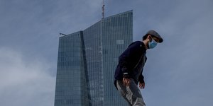 Ανδρας με μάσκα