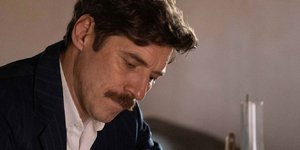 Ο Γιάννης Στάνκογλου με σακάκι στις Αγριες Μέλισσες