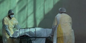 Γιατροί μεταφέρουν φορείο με πτώμα στη Βραζιλία