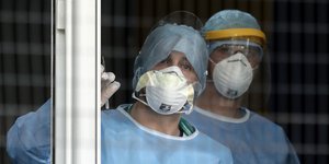 Γιατροί με μάσκες και προστατευτική στολή σε νοσοκομείο της Αθήνας