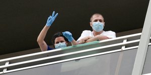 Νοσηλεύτρια του «Ευαγγελισμού» κάνει με τα χέρια της το σήμα της νίκης