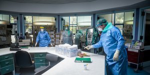 Γιατροί στο Σωτηρία με στολές για τον κορωνοϊό