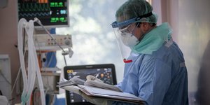 Γιατρός σε ΜΕΘ κρατά σημειώσεις