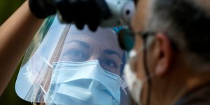 Γιατρός θερμομετρά ασθενή