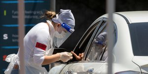 Γιατρός κάνει τεστ κορωνοϊού σε οδηγό στις ΗΠΑ