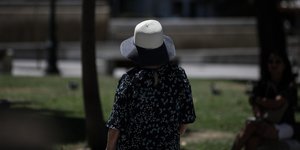 Γυναίκα με καπέλο για τον ήλιο στο κέντρο της Αθήνας