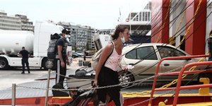 Γυναίκα σε πλοίο στον Πειραιά