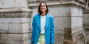 γυναίκα με σακάκι και παντελόνι στην εβδομάδα μόδας