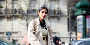 γυναίκα με παλτό και φούστα στην εβδομάδα μόδας