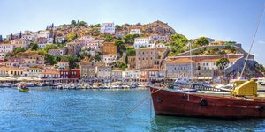 Τα γραφικά σπιτάκια της Ύδρας από τη θάλασσα