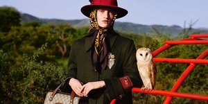 Μοντέλο του οίκου Gucci με κουκουβάγια