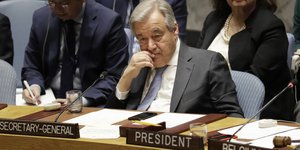 Γκουτερες με χέρι στο στόμα 