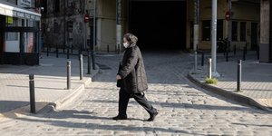 Γυναίκα με μάσκα στον δρόμο