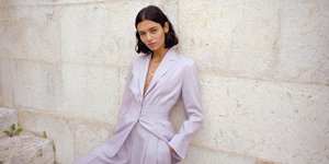 Γυναίκα με μωβ κοστούμι 