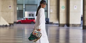Fashionista με λευκό φόρεμα, γυαλιά, τσάντα, σανδάλια