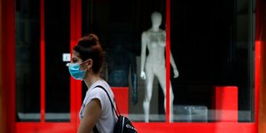 Γυναίκα με μάσκα περπατά στην Κύπρο