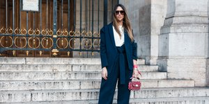 Γυναίκα με μπλε κοστούμι