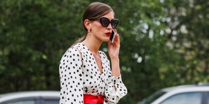 Γυναίκα με πουά τοπ, γυαλιά, κόκκινο κραγιόν 