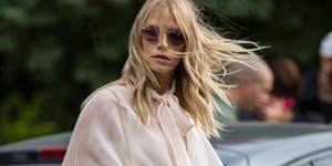 Γυναίκα με ροζ πουκάμισο και ξανθά μαλλιά 