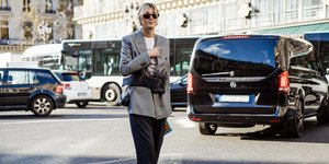 Γυναίκα στο δρόμο με σακάκι, παντελόνι, γυαλιά