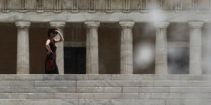 Γυναίκα κάτω από την ζέστη μπροστά στη Βουλή