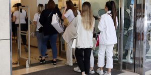 ουρες σε καταστηματα