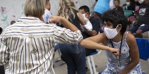 χαιρετουν με αγκωνα