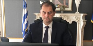 Ο Χάρης Θεοχάρης σε τηλεδιάσκεψη